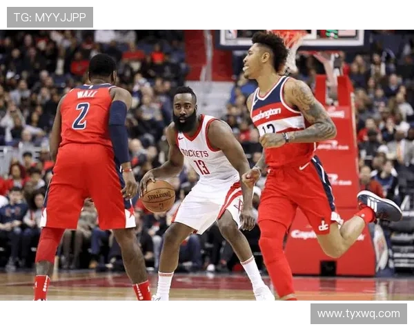 阿里纳斯无球跑动制造错位，拉开空间改变进攻结构